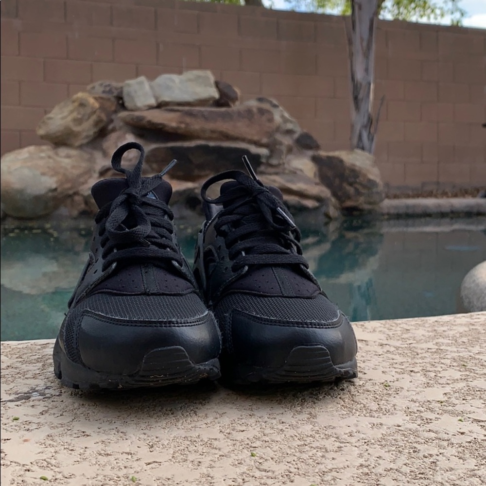 Black nike Huaraches.